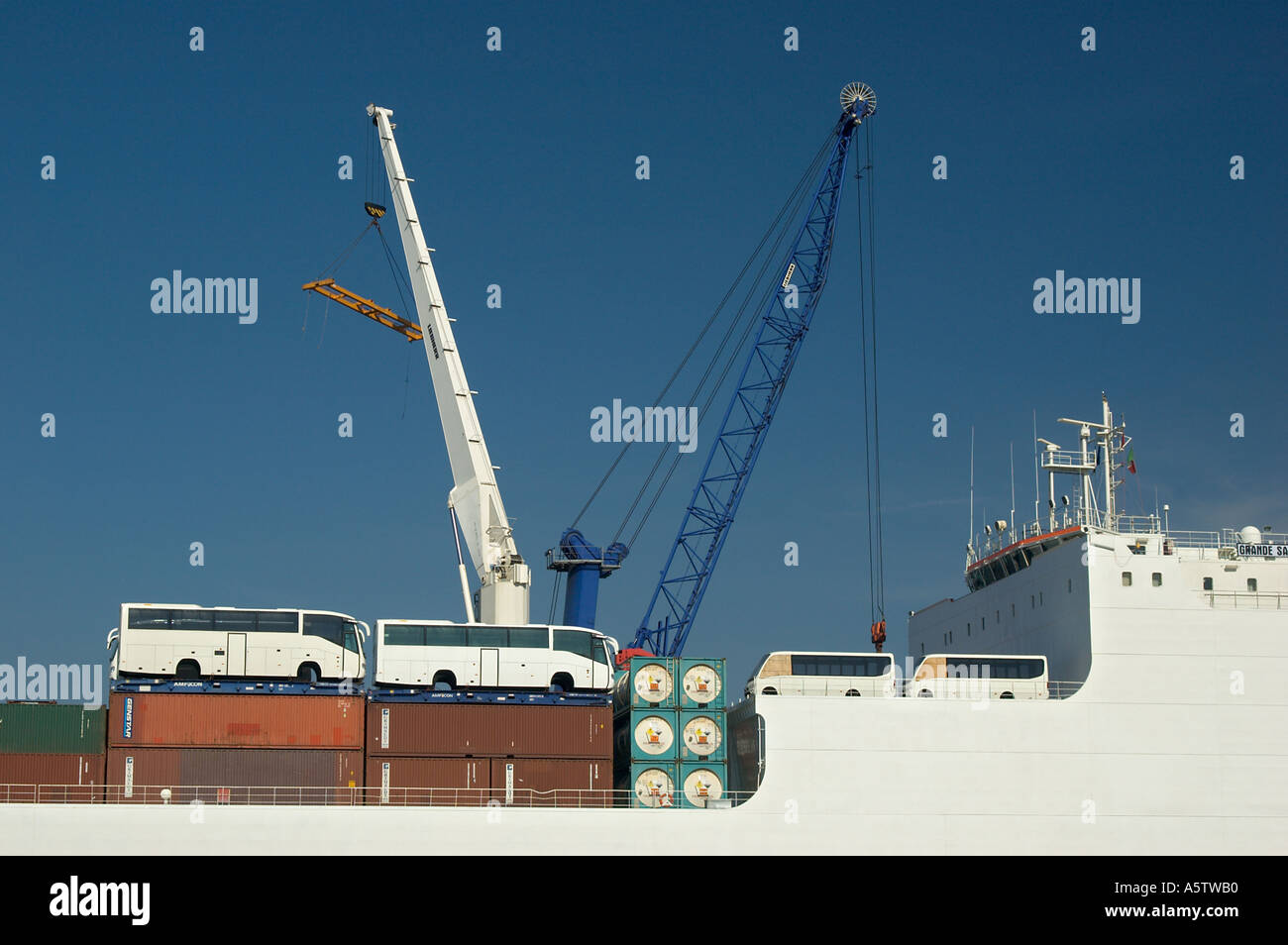 Contenitore grande nave beeing caricati al porto di Amburgo Germania Foto Stock