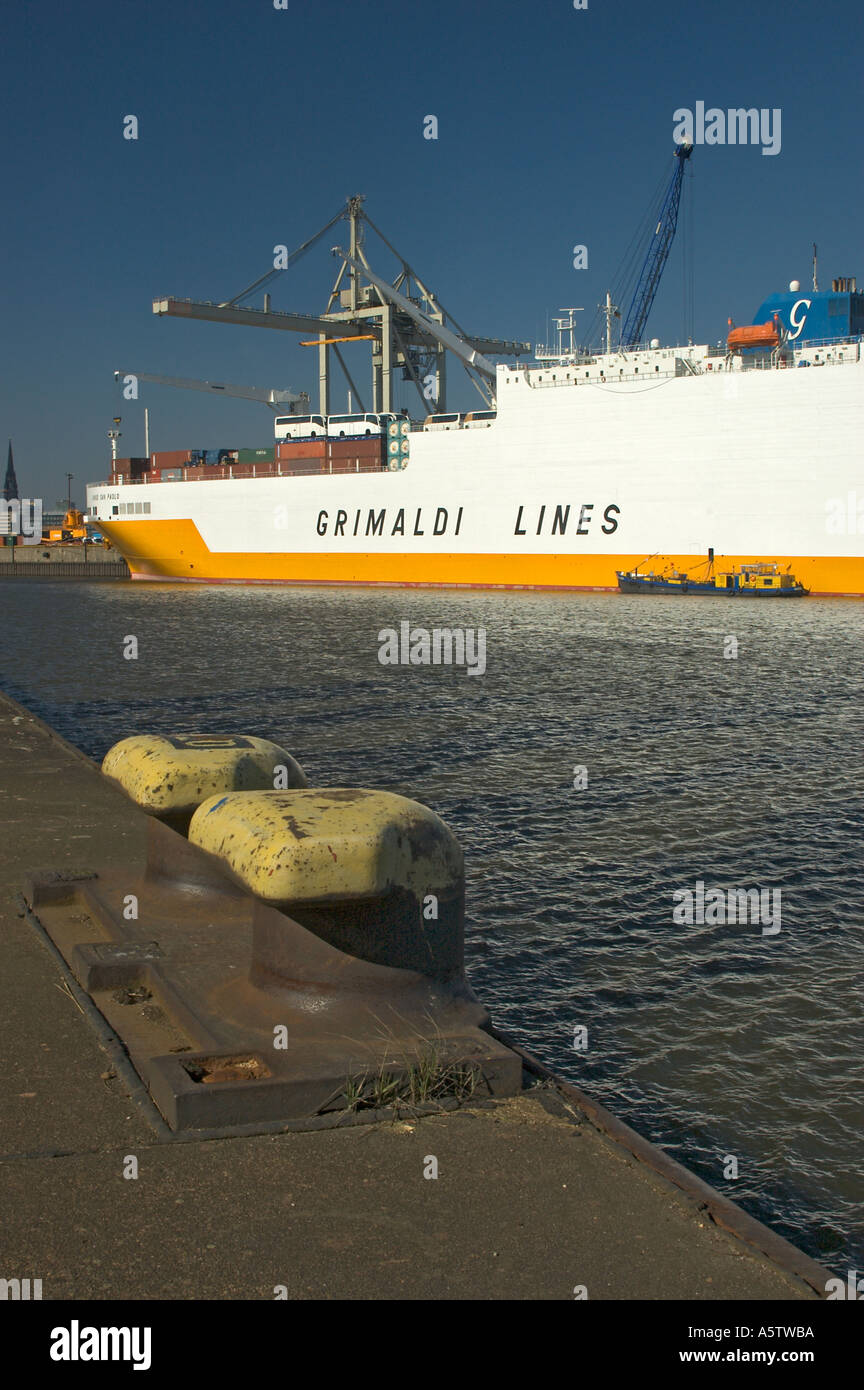 Contenitore grande nave al porto di Amburgo Germania Foto Stock