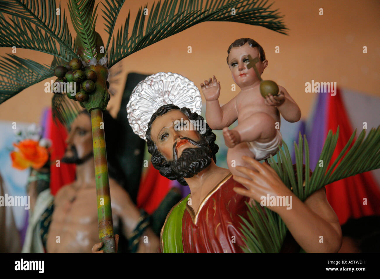 Painet JJ1537 guatemala religiosi statue Gesù bambino San Marcos saquateprquez america latina America centrale la religione Foto Stock