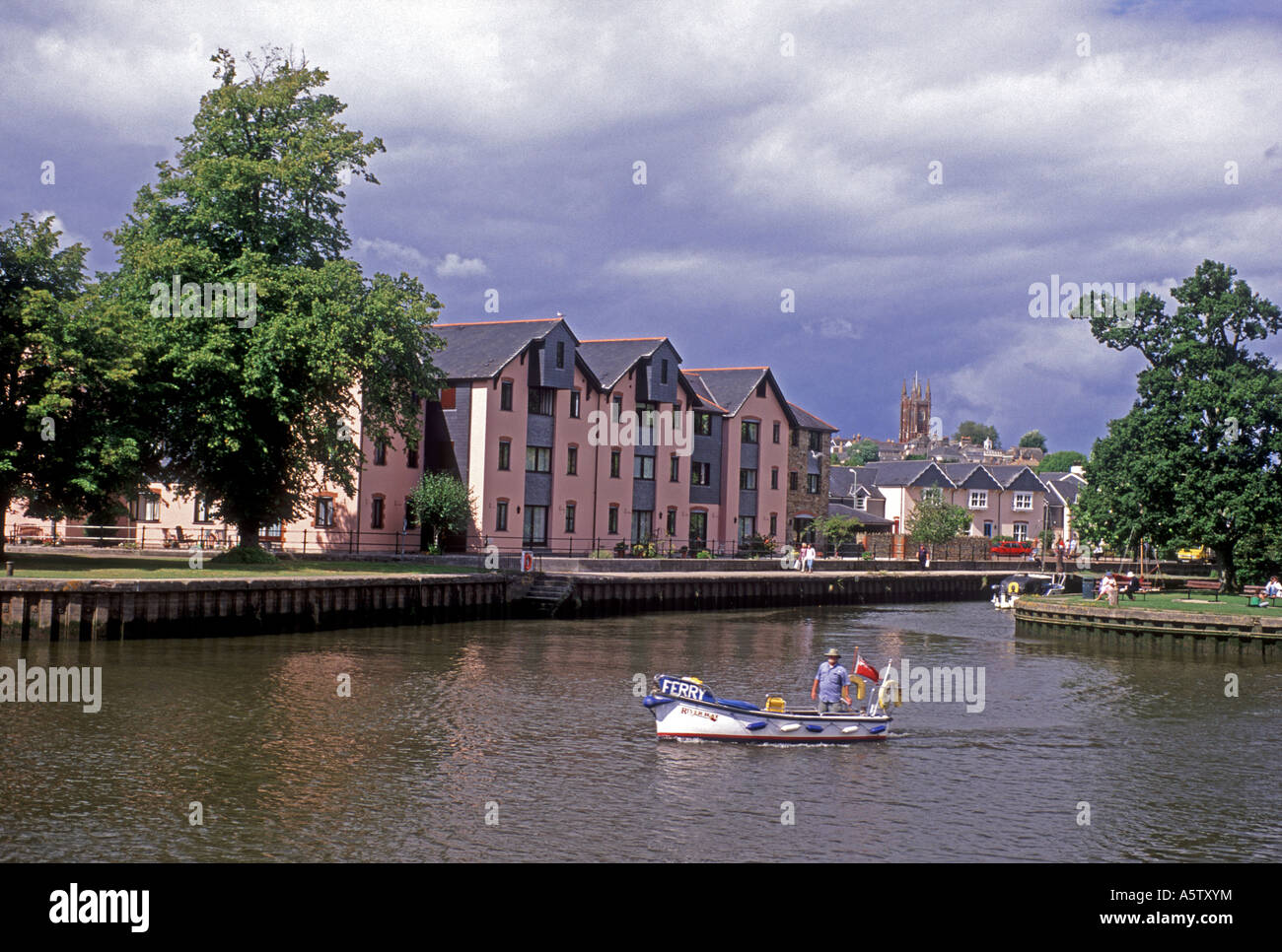 La città mercato di Totnes sul fiume Dart in South Devon. XPL 5016-468 Foto Stock