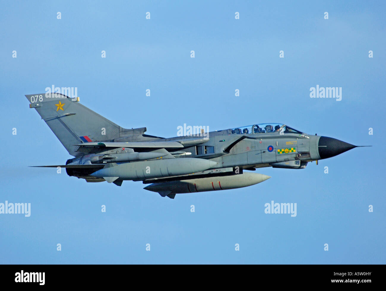 Panavia Tornado F4 Fighter su riscaldare in volo da RAF Air Base a Lossiemouth, murene, Scozia. 4939-462 XAV Foto Stock