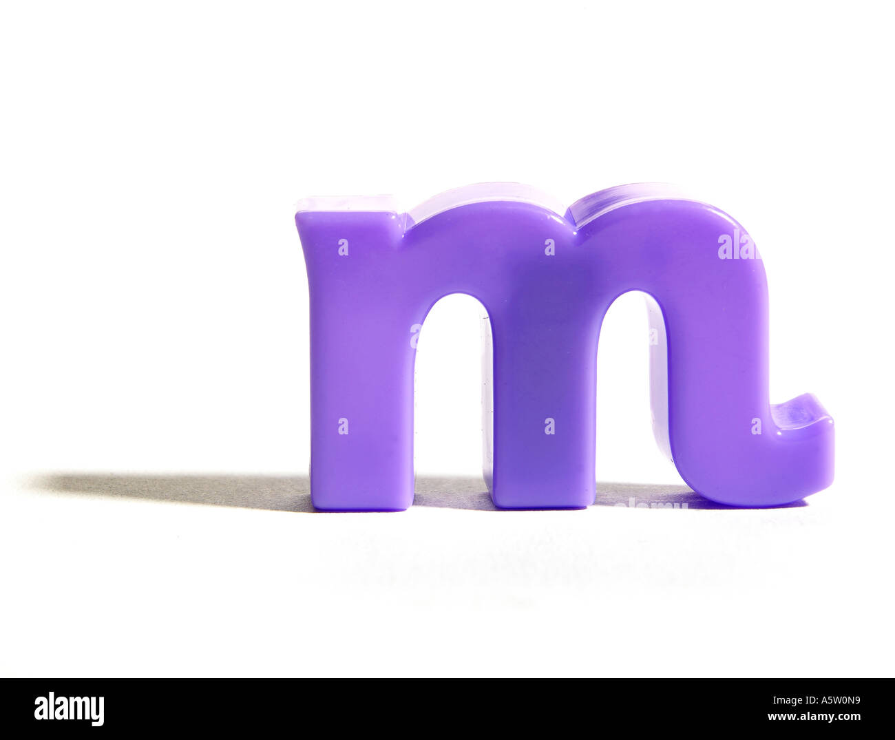Un viola lettera m frigo magnete Foto Stock
