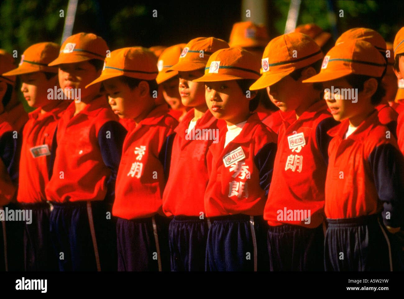 Painet hl1133 taipei bambini kids scuola divise asiatiche cappelli uniforme  lineup raggruppamento disciplinare organizzazione di attenzione Foto stock  - Alamy