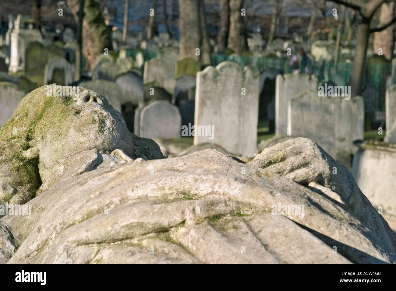 Tomba di John Bunyan autore del Pilgrim's Progress. Campi Bunhill, Londra, Inghilterra Foto Stock