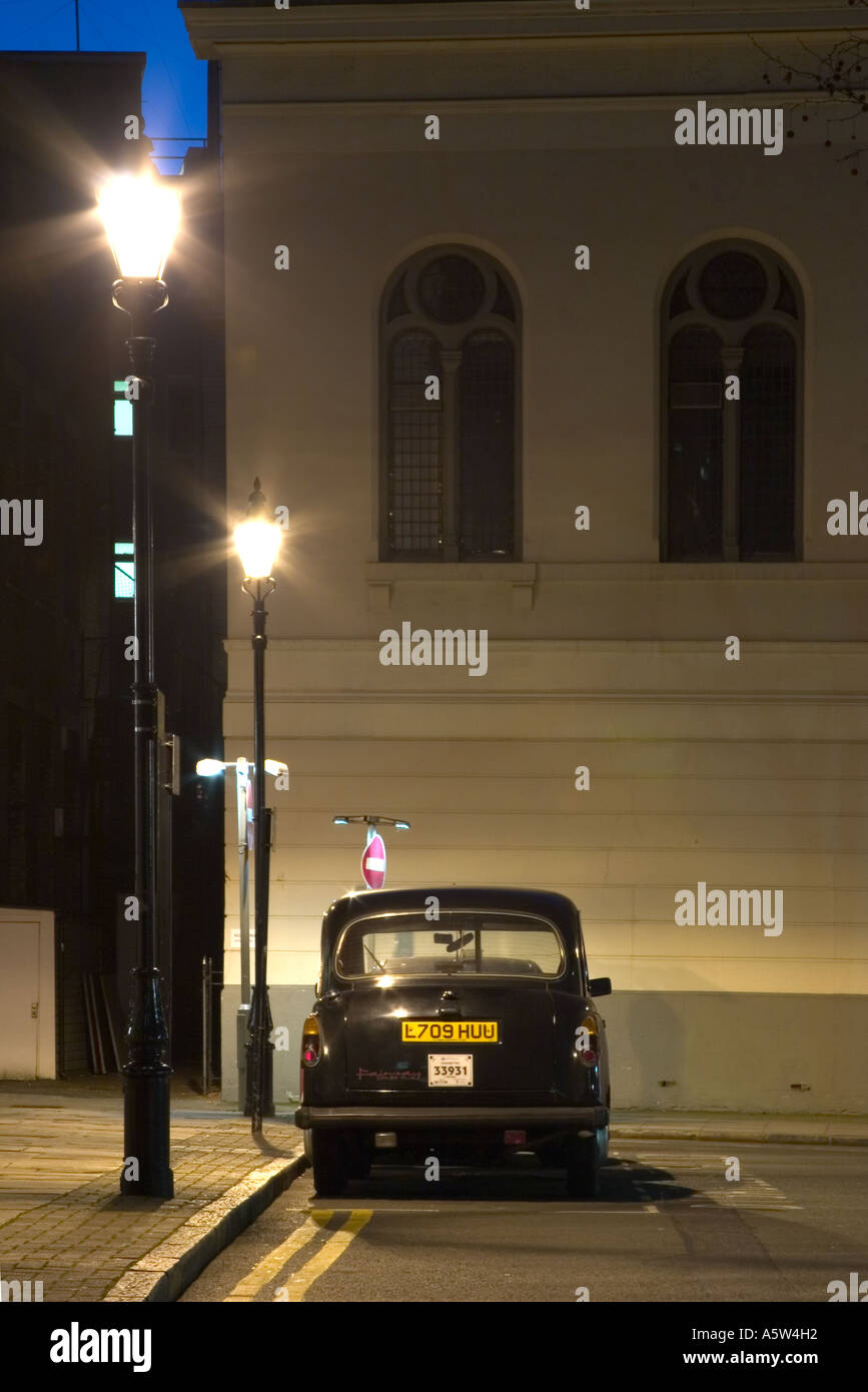 Taxi nero e lampione al crepuscolo. Queens Square, Bloomsbury, Londra, Inghilterra Foto Stock