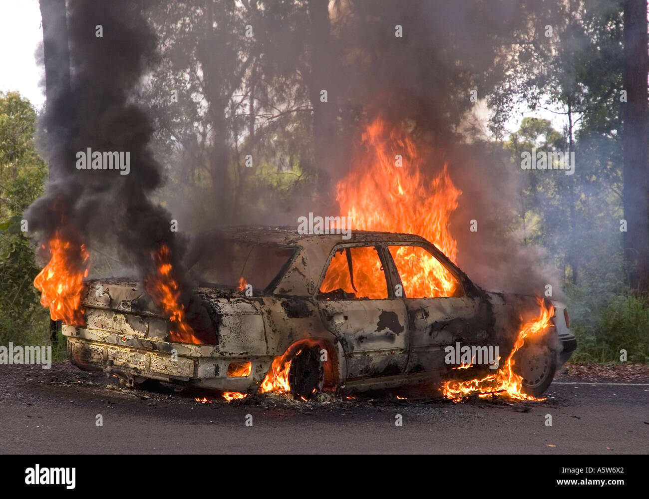 Una Mercedes incendio sulla vettura su un australiano country road. DSC 8587 Foto Stock