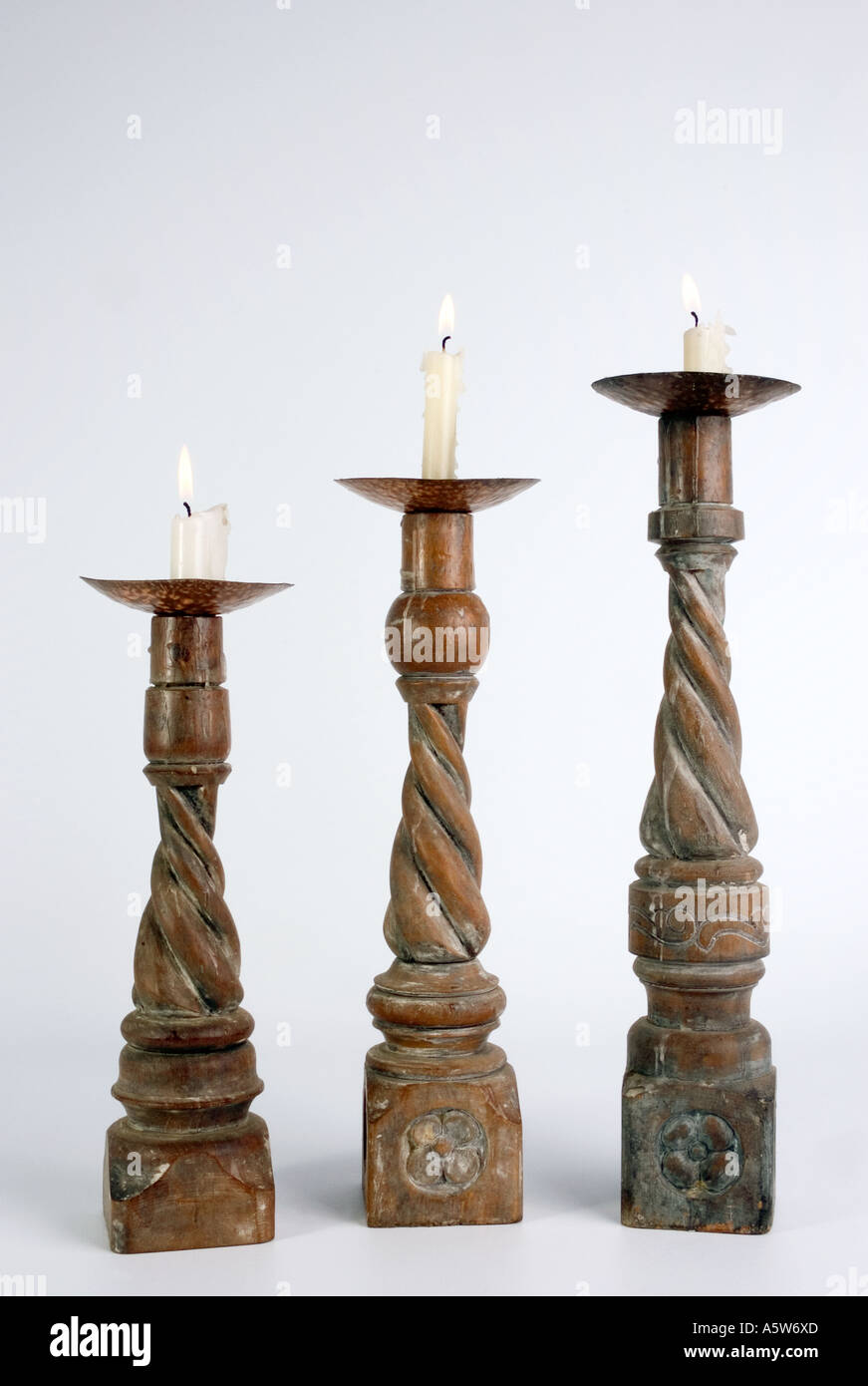 Tre di orzo in legno twist candelieri con candele. DSC_8627 Foto Stock
