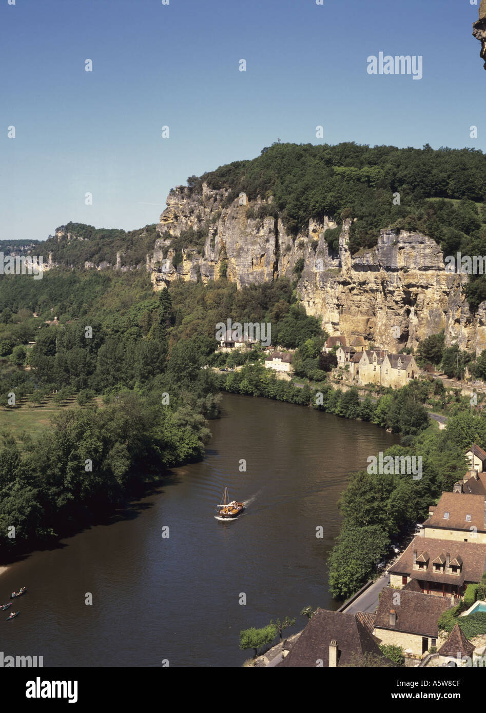 Gabares tenendo i turisti per la gita in barca sul fiume di La Roque Gageac in Dordogne Francia Foto Stock