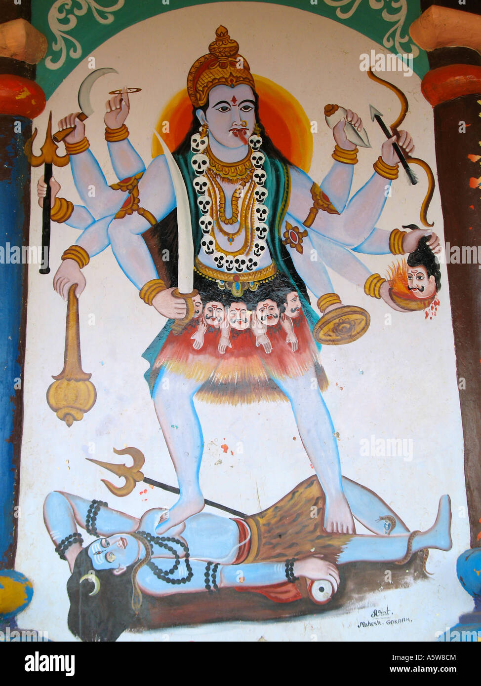 Kali dipinto su una parete del tempio in India Foto Stock