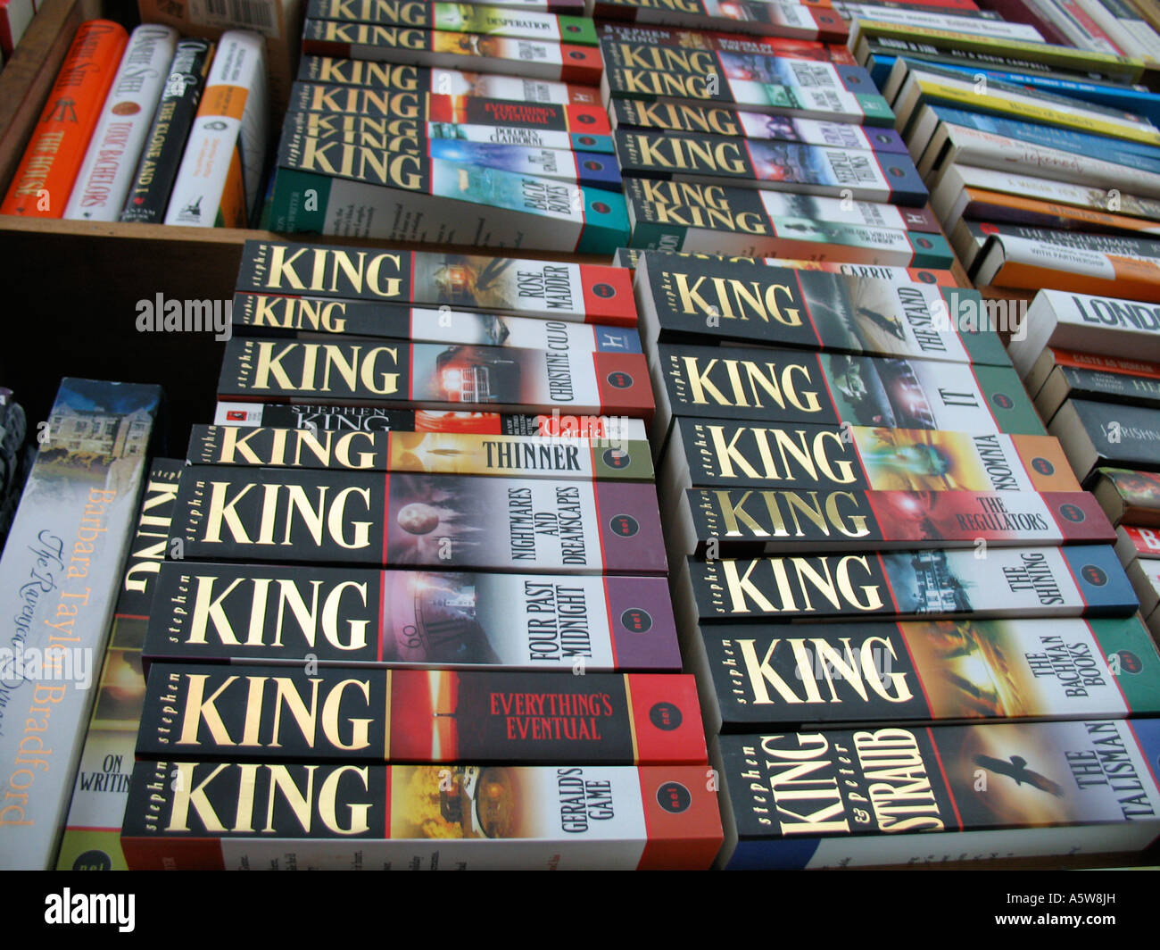 Stephen King romanzi sullo scaffale di una libreria in un negozio Foto Stock
