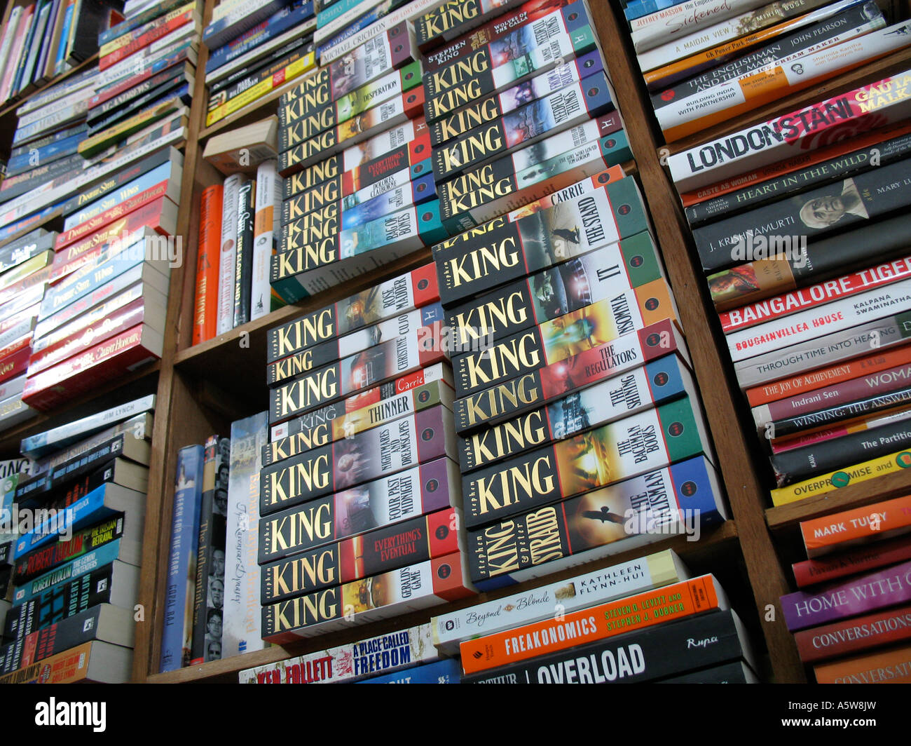 Stephen King romanzi sullo scaffale di una libreria in un negozio Foto Stock