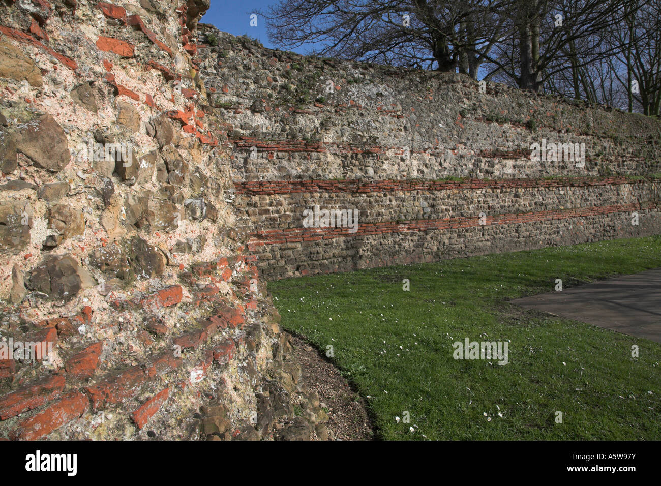 Le mura romane accanto al Gate Balkerne entrata a Colchester, Essex, Inghilterra Foto Stock