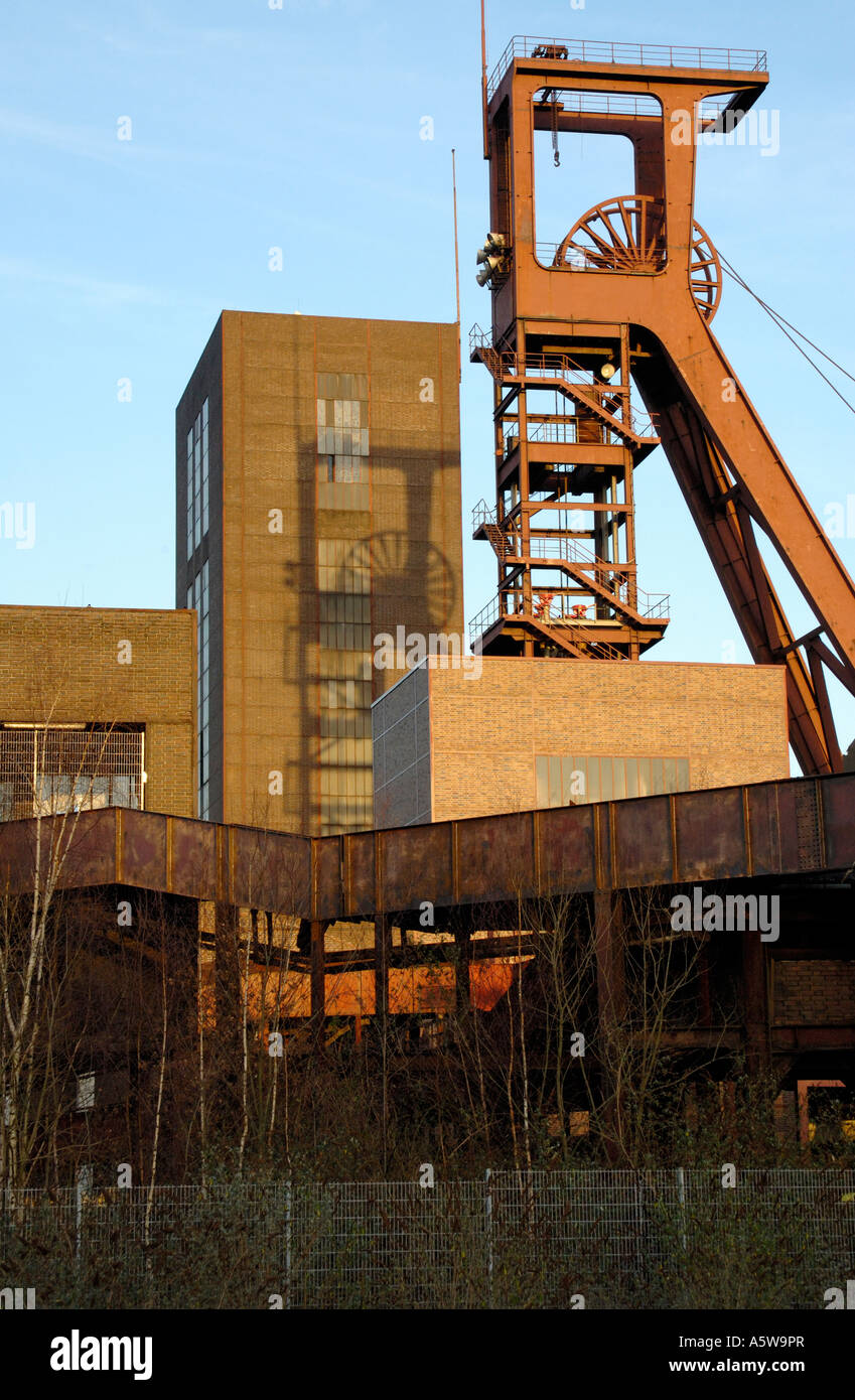 Conserve di miniera di carbone Zollverein, Essen, Germania. Albero 1/2/8, silhouettte di vecchi su new tower. Foto Stock