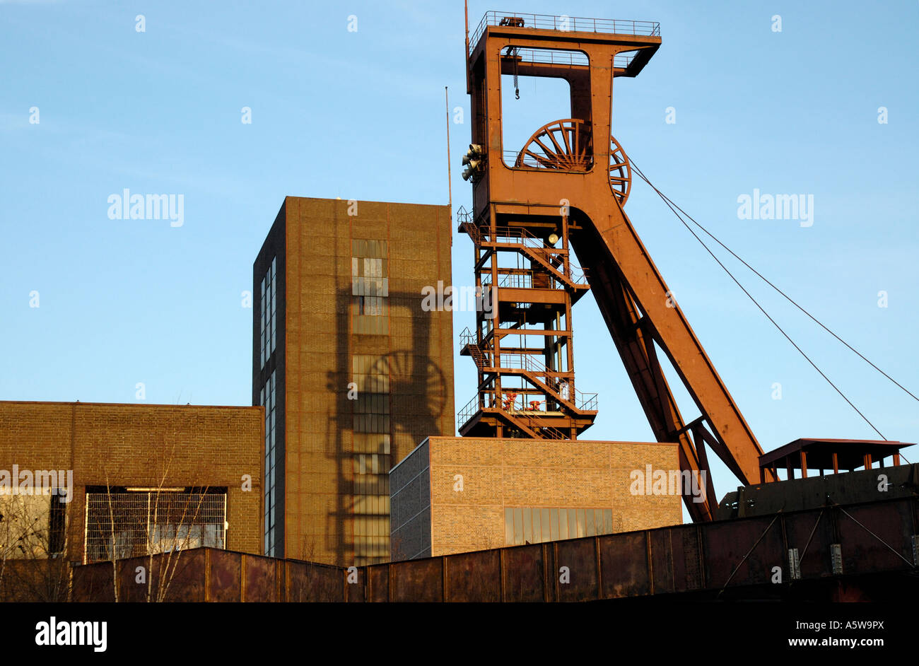 Conserve di miniera di carbone Zollverein, Essen, Germania. Albero 1/2/8, silhouettte di vecchi su new tower. Foto Stock