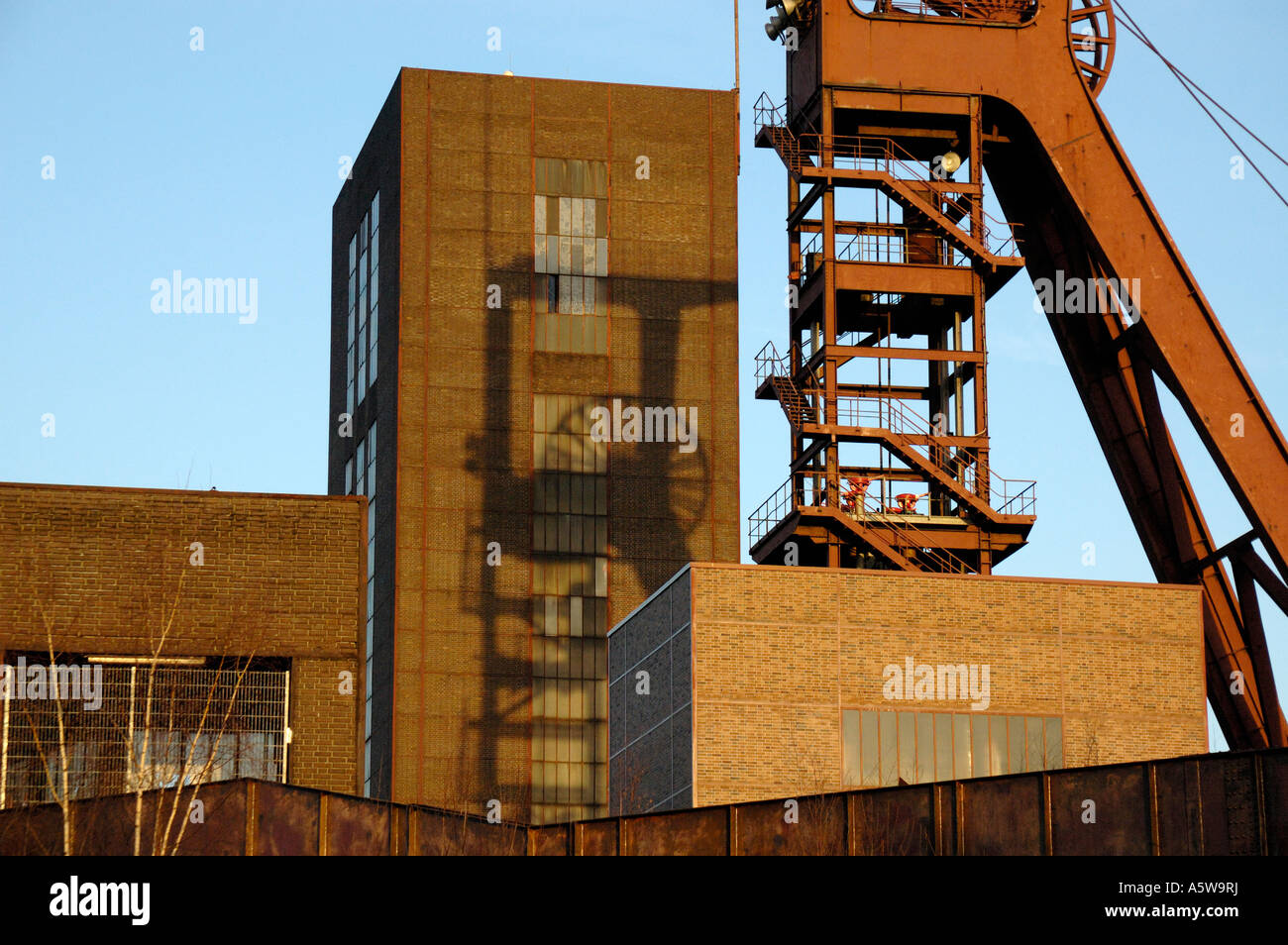 Conserve di miniera di carbone Zollverein, Essen, Germania. Albero 1/2/8, silhouettte di vecchi su new tower. Foto Stock