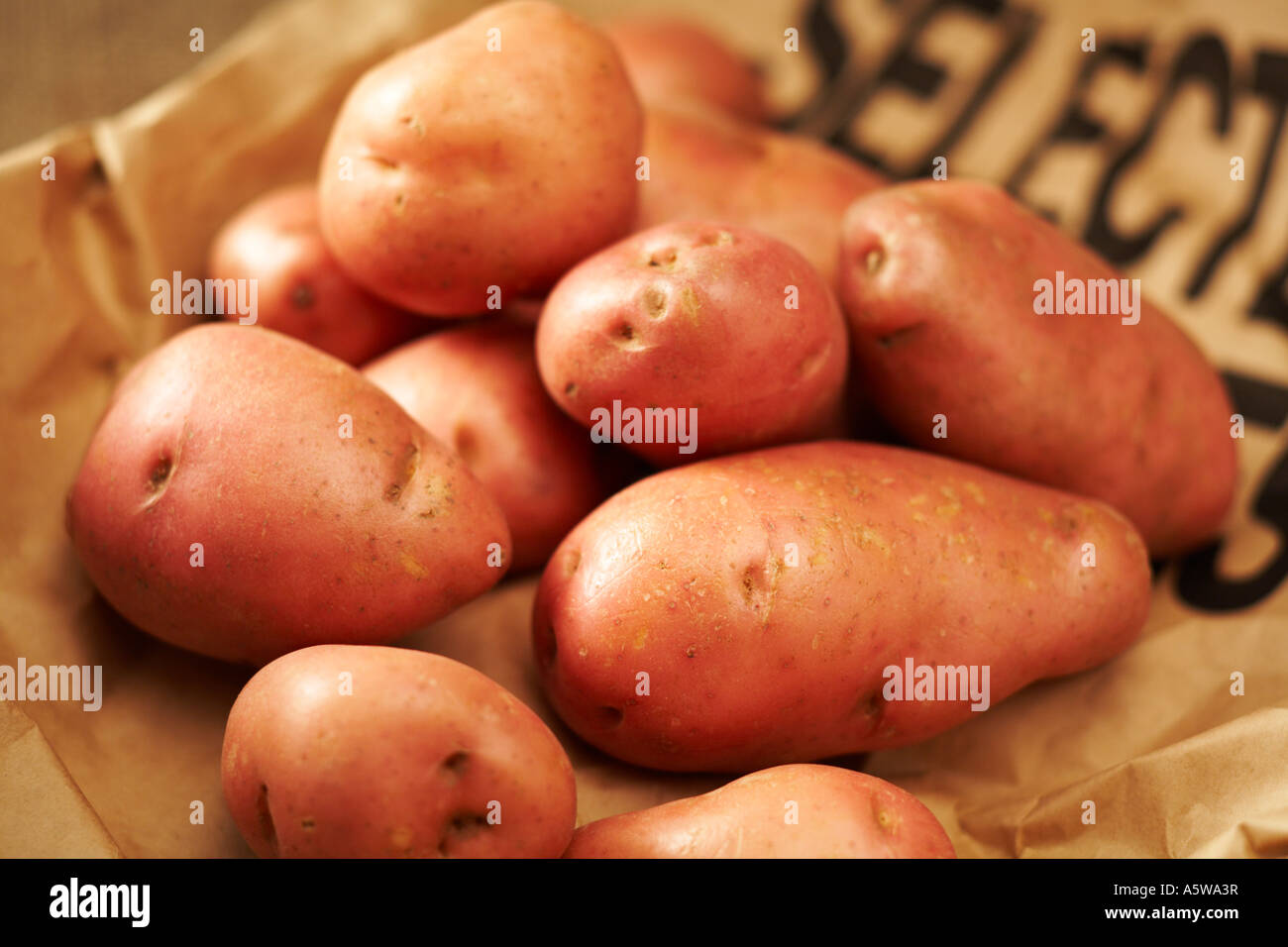 Gruppo di patate Desiree recante sulla busta di carta Foto Stock