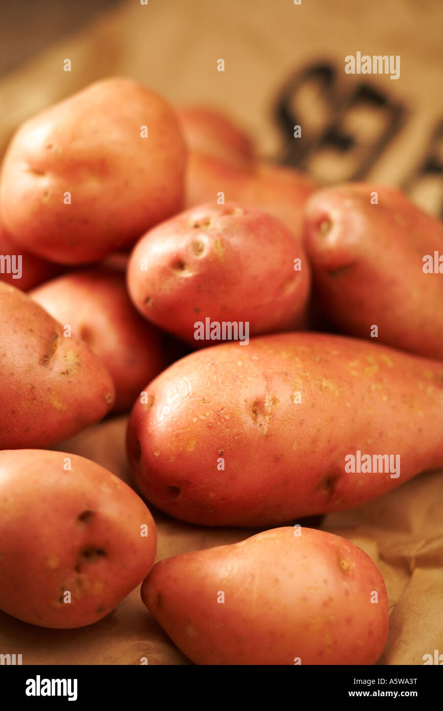 Gruppo di patate Desiree recante sulla busta di carta in verticale Foto Stock