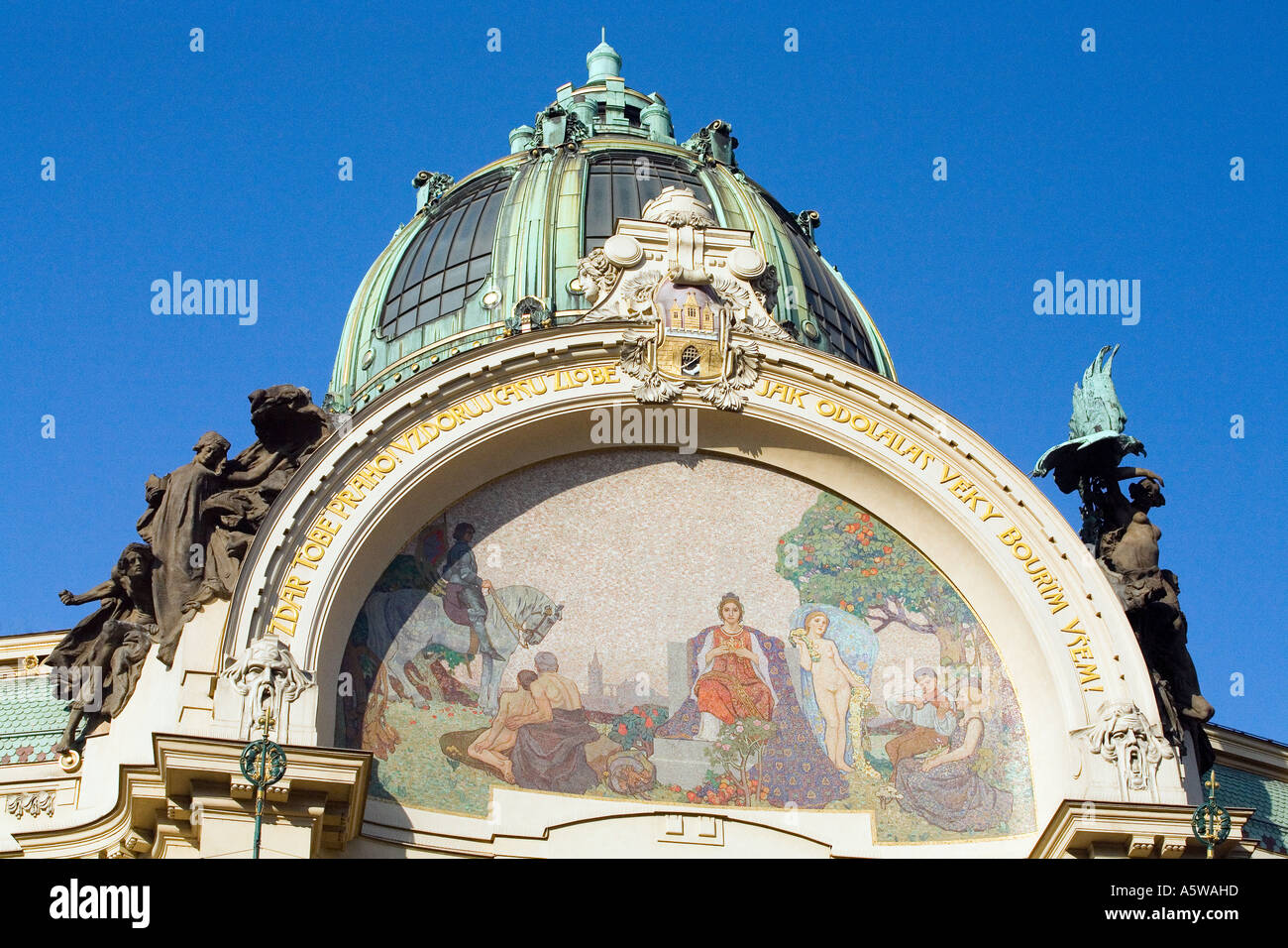 Design mosaico Apoteosi di Praga. Squisito Art Nouveau la facciata della Casa Municipale Hall di Obecni Dum. Praga Foto Stock