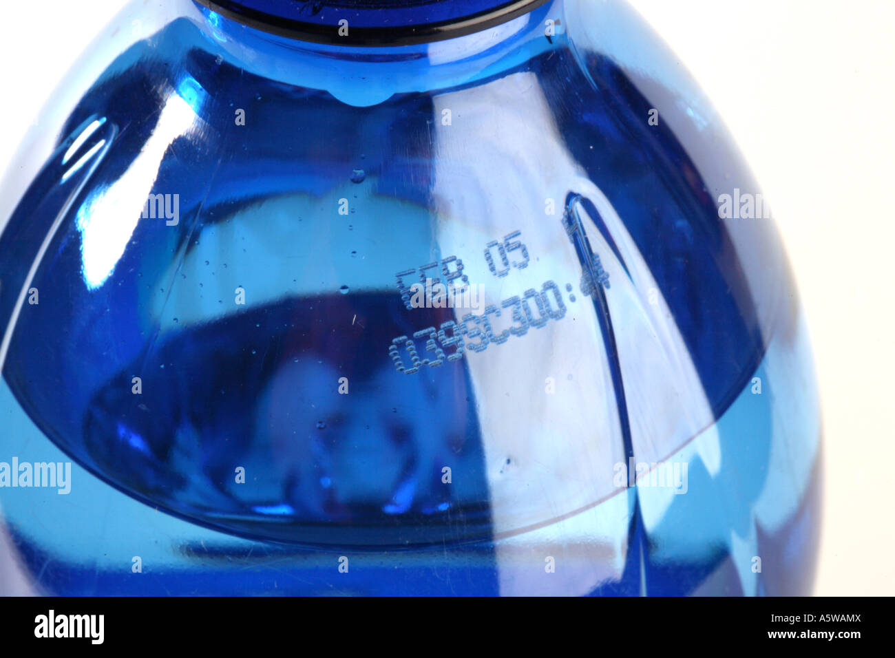 Dasani acqua imbottigliata bere ritirati dalla vendita nel Regno Unito da coca cola company data 02-05 e numero di lotto sulla bottiglia Foto Stock