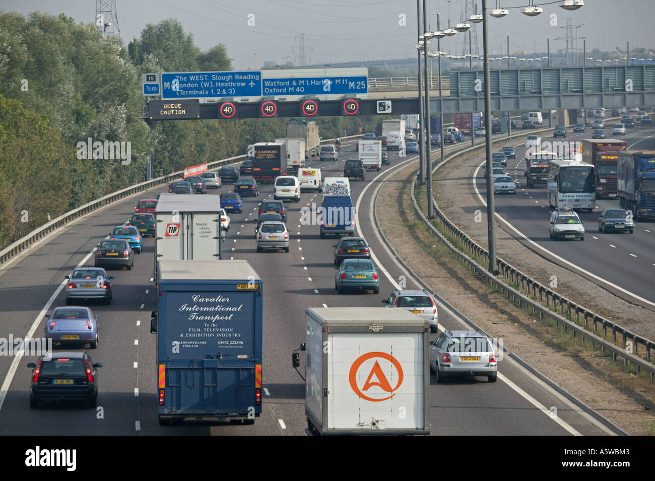 Pesantemente il traffico congestionato in variabile velocità limitata corsie sulla M25 vicino all' Aeroporto di Heathrow nel Regno Unito. Foto Stock