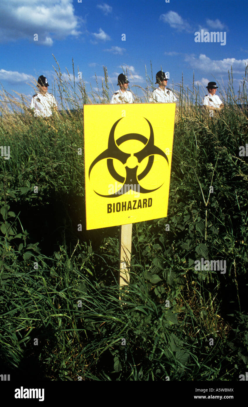 Polizia e Bio Hazard Sign at, GMO Test Sight, Pryton, Oxfordshire, Inghilterra, Regno Unito, GB. Foto Stock