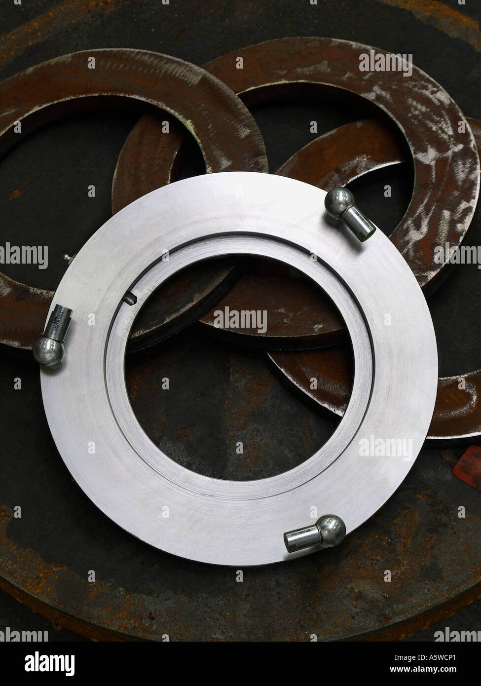 Ferro metallico parte industriale con l'originale anelli che una tale parte è lavorato da Foto Stock