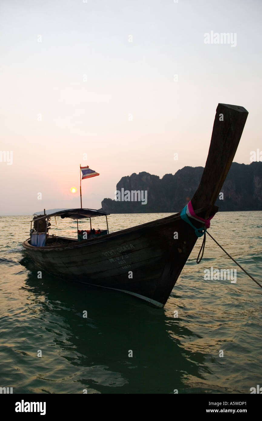 Barca dalla coda lunga al tramonto sul Mare delle Andamane Railay Beach nel sud della Thailandia Foto Stock