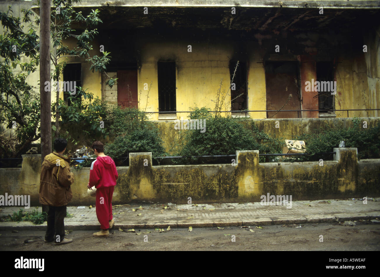 Il Libano Beirut nel mese di aprile del 1994, dopo la Guerra Civile Furn El Cheback District i bambini di fronte a una casa bruciata Foto Stock