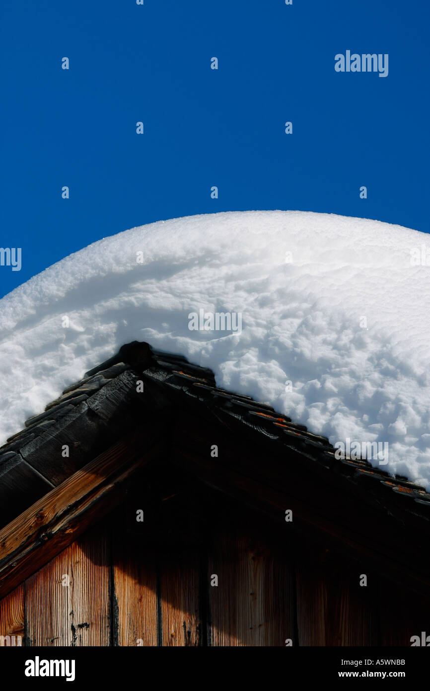 Coperta di neve sul tetto. Foto Stock Coperta di neve sul tetto. Foto Stock