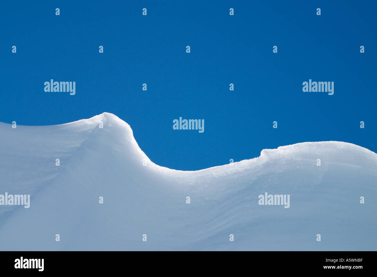 Vista ravvicinata di un Snow Drift con un cielo blu chiaro. Foto Stock Vista ravvicinata di un Snow Drift con un cielo blu chiaro. Foto Stock