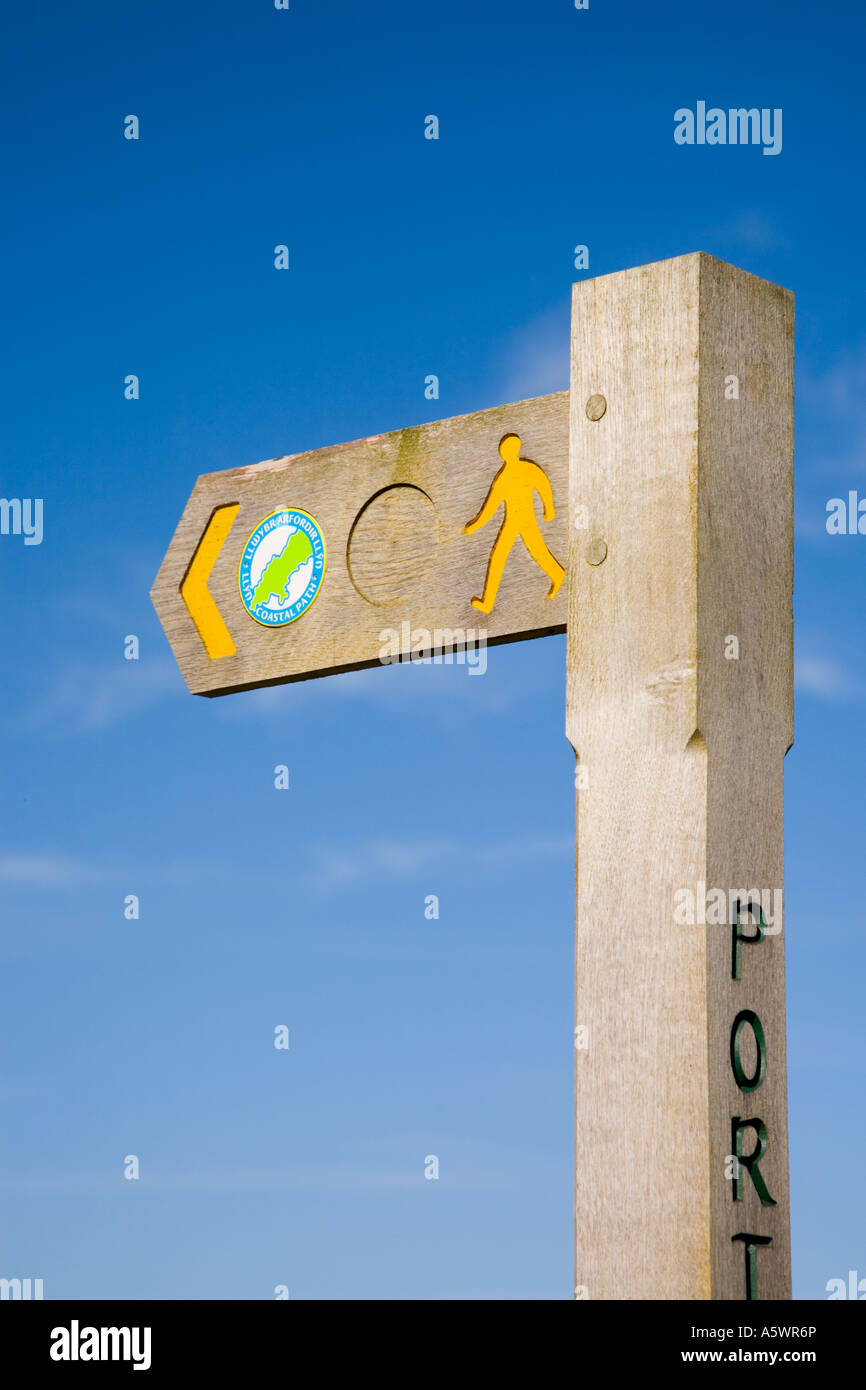 Morfa Nefyn Gwynedd North Wales UK Llyn sentiero costiero segno a Porth Dinllaen su Lleyn Peninsula Foto Stock