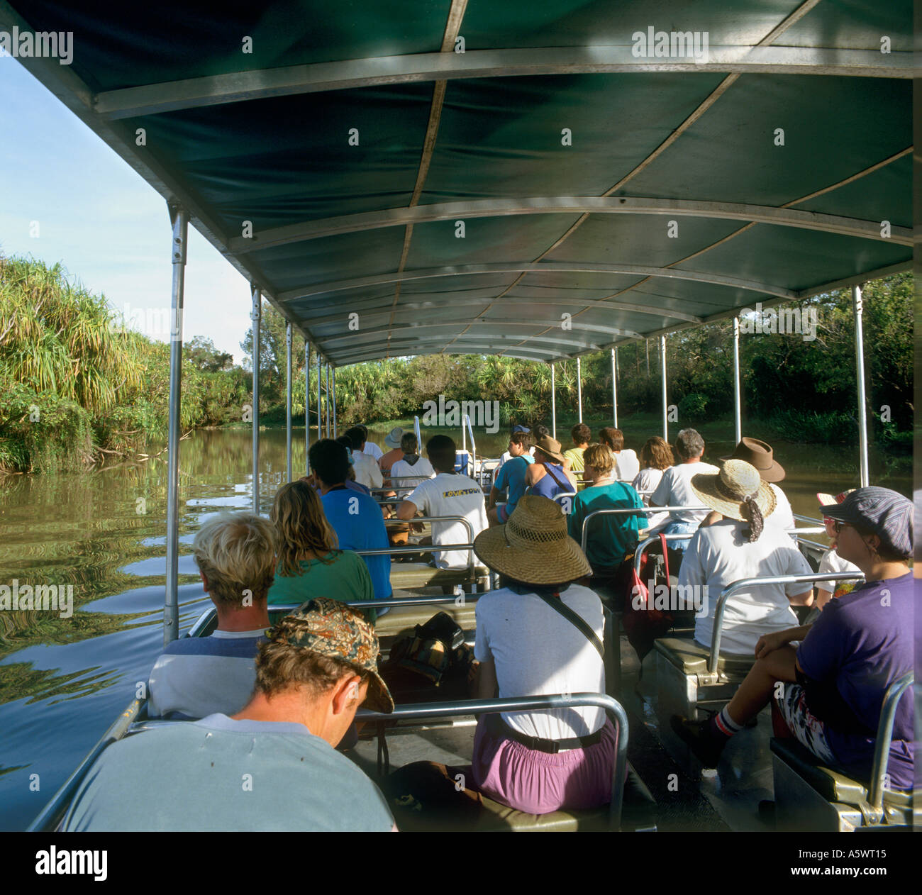 Alba viaggio in barca attraverso il giallo delle zone umide di acqua, Parco Nazionale Kakadu, Territorio del Nord, l'Australia Foto Stock