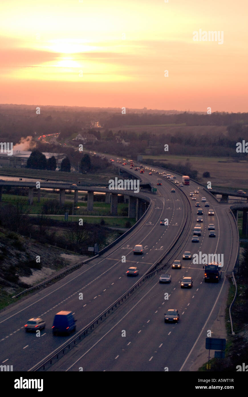 Il traffico ,automobili ,autocarri a due vie ,tre lane ,l'autostrada ,tramonto ,Sussex, Regno Unito Foto Stock