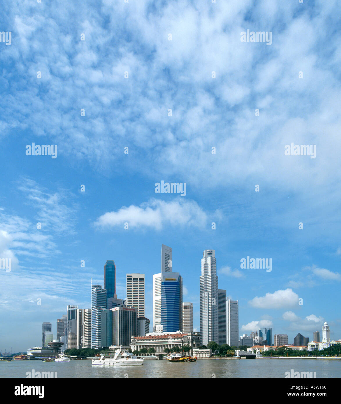 Skyline della città da Elisabetta a piedi, a Singapore nel 2003 Foto Stock