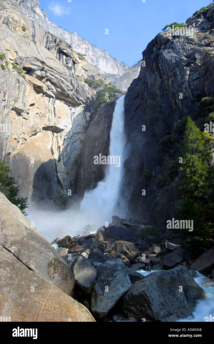 Abbassare Yosemite Falls,il parco nazionale di Yosemite Foto Stock