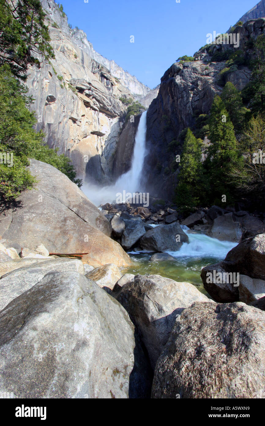 Abbassare Yosemite Falls,il parco nazionale di Yosemite Foto Stock