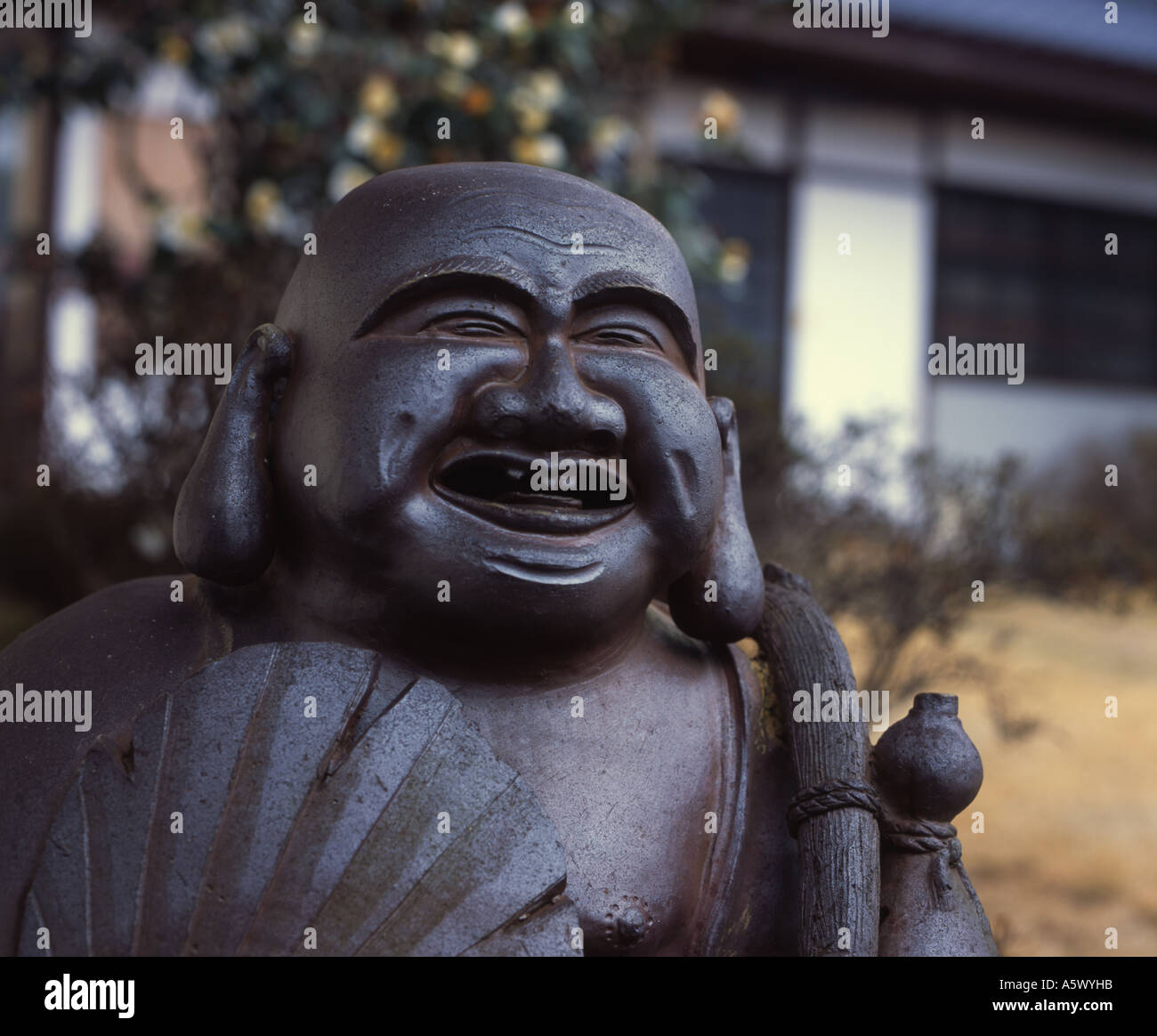 Statua buddista realizzato da bizen-yaki pottery. Foto Stock