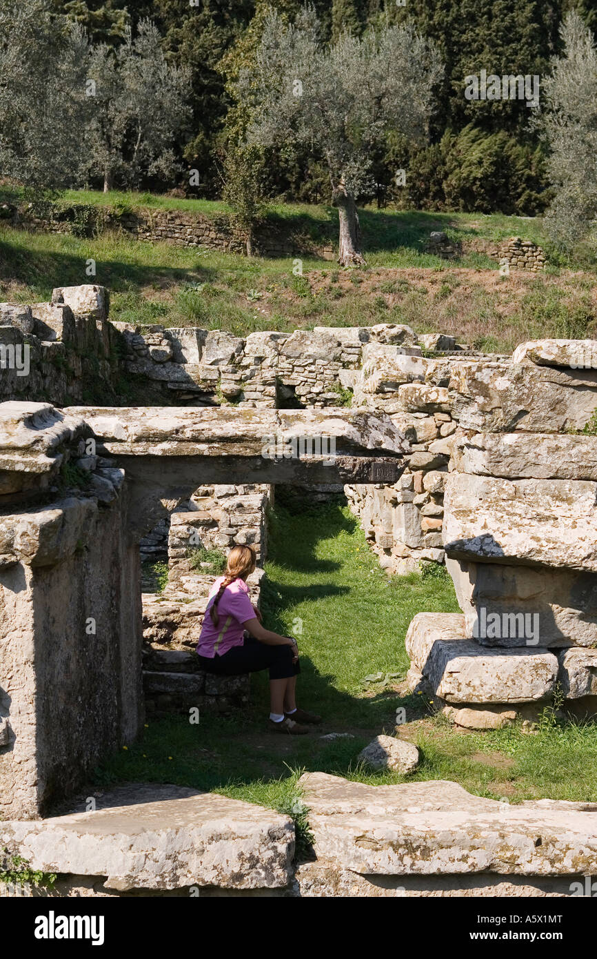 Donna seduta tra le rovine delle terme di epoca romana nel Parco Archeologico di Fiesole Ottobre 2006 Foto Stock