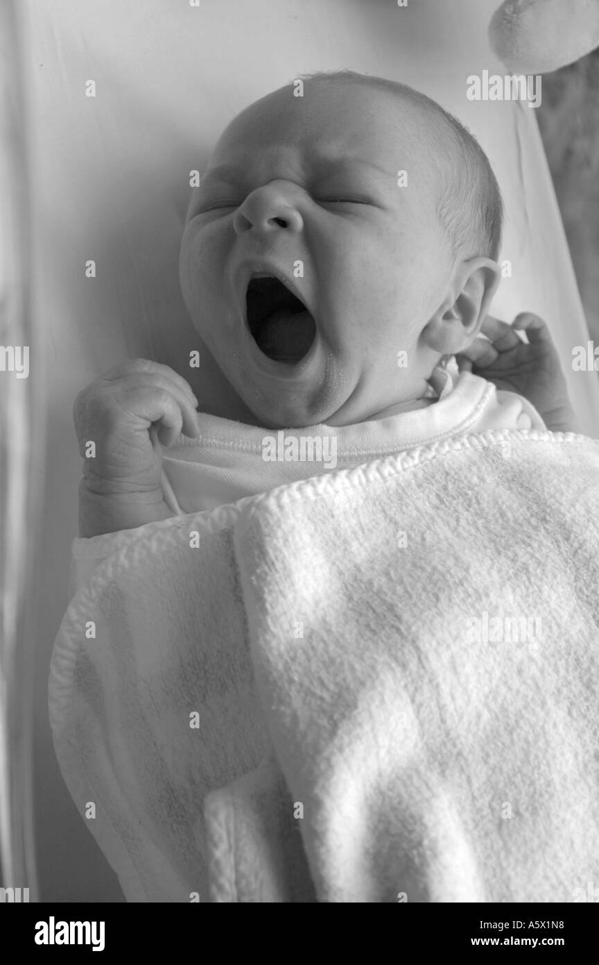 Bambino che sbadiglia Foto Stock