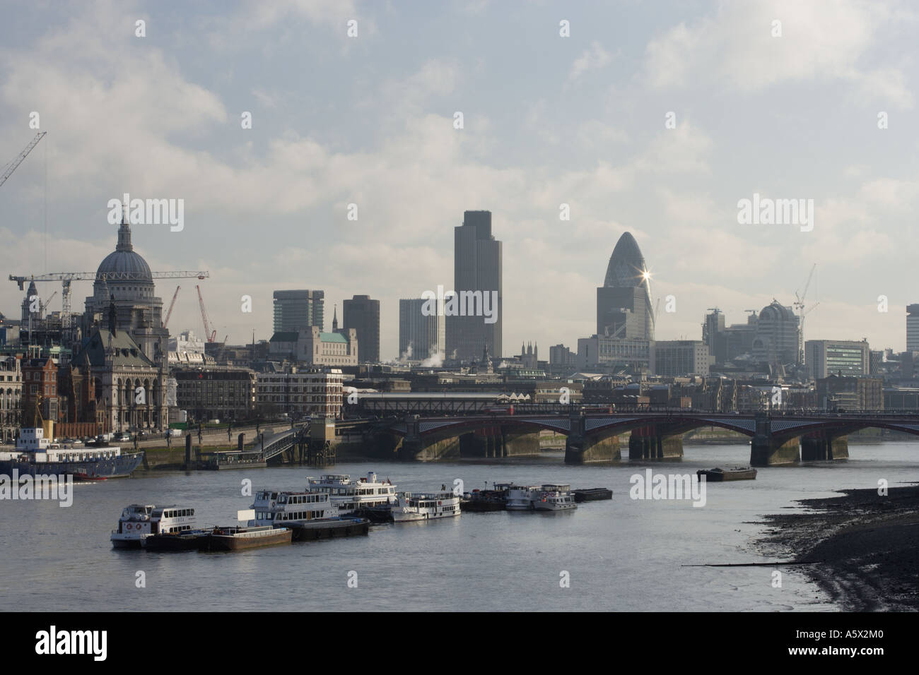 Città di Londra di Mattina skyline Fiume Tamigi Financial District Regno Unito Europa Foto Stock