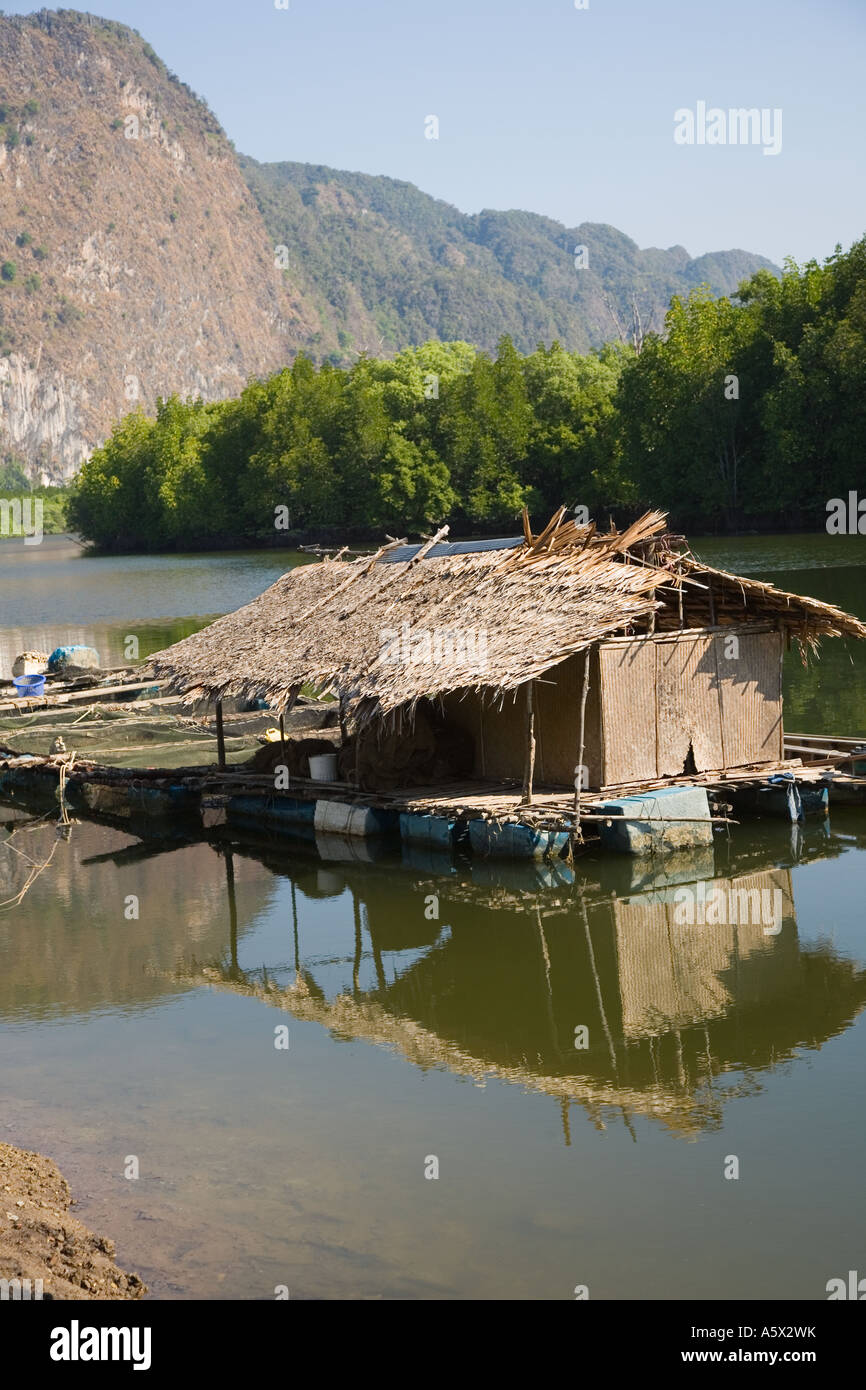 Inconsistente tradizionale casa di pescatori in mare villaggio Zingaro, Koh Sirey, Phuket, Tailandia Foto Stock