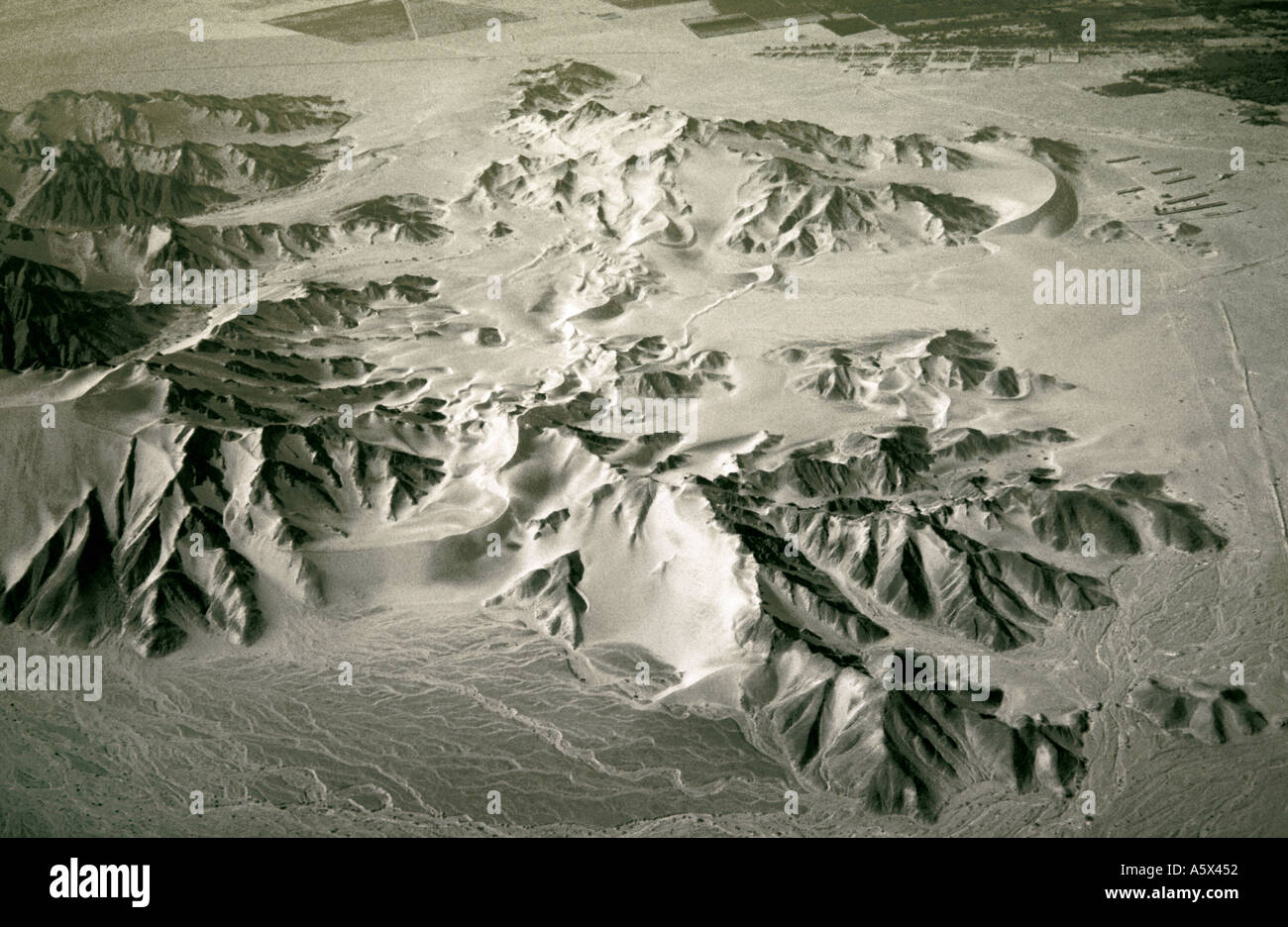 Vista aerea delle montagne del deserto vicino Nasca, Perù Foto Stock