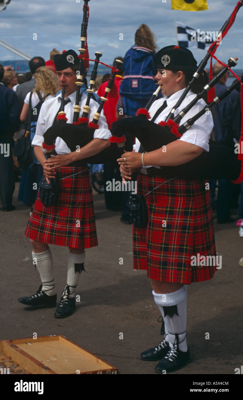 Bagpipers scozzesi a Leith Harbour, a Tall Ships gara evento (luglio 1995), Edimburgo, Scozia, Regno Unito Foto Stock