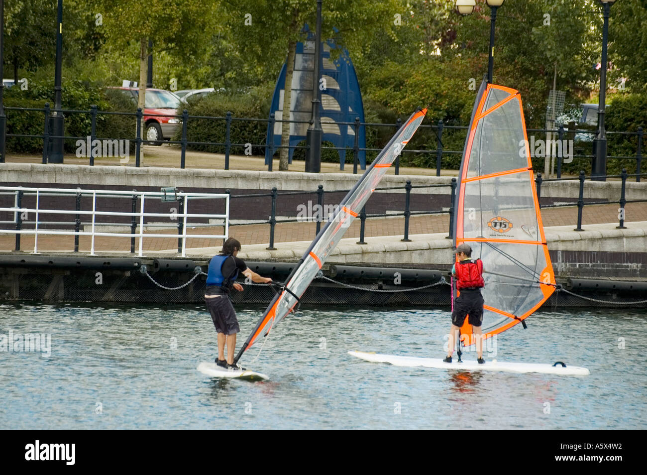 Gli studenti che studiano per windsurf a Salford Centro di sport acquatici, Ontario bacino, Salford Quays, Greater Manchester, Regno Unito Foto Stock