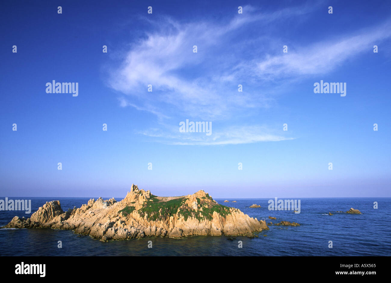 Piccola isola rocciosa vicino a Cap Camarat faro St Tropez Francia del sud. Foto Stock