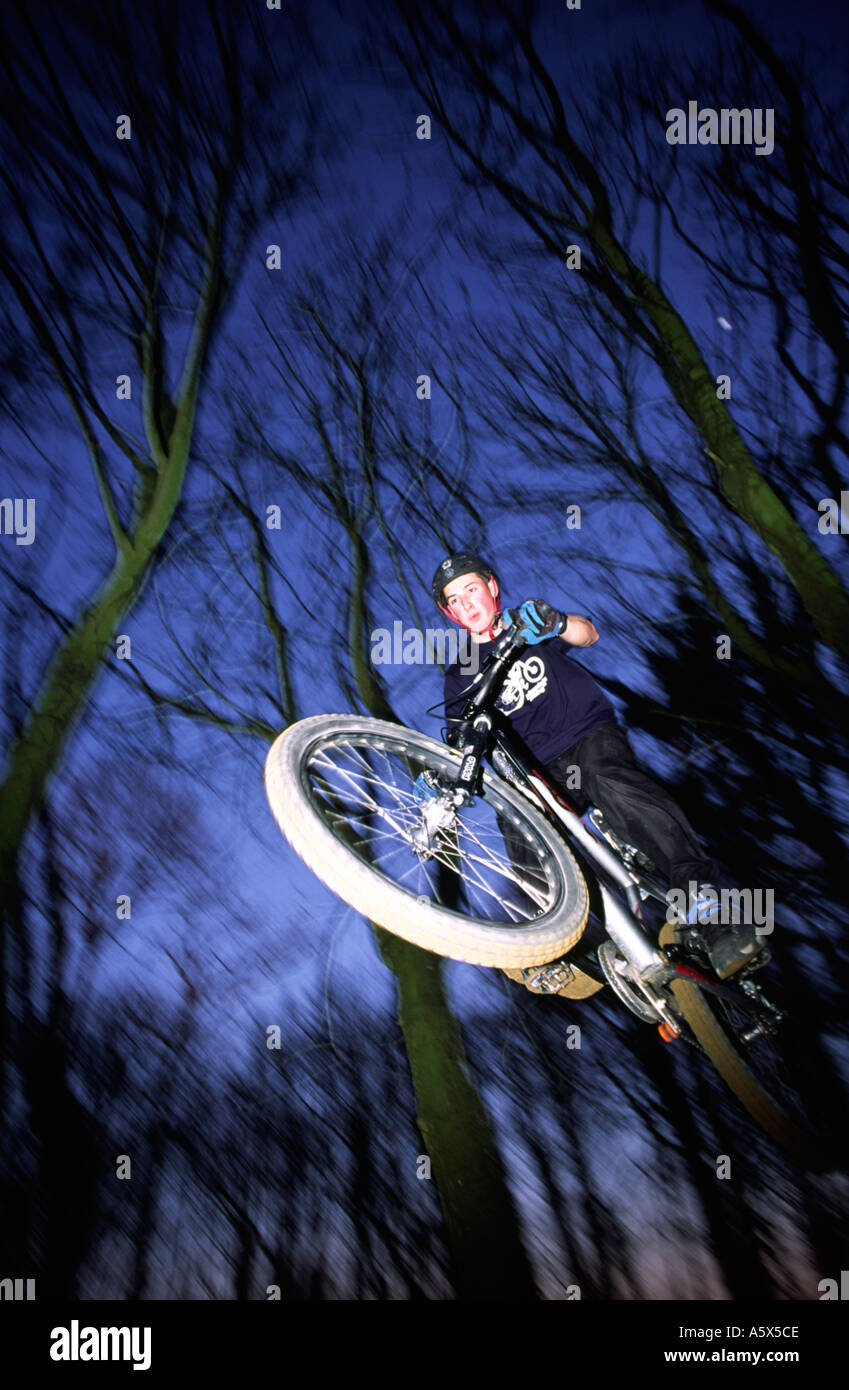 Pro Mountain Bike Rider Jumping a Bradford cave in Somerset REGNO UNITO Foto Stock