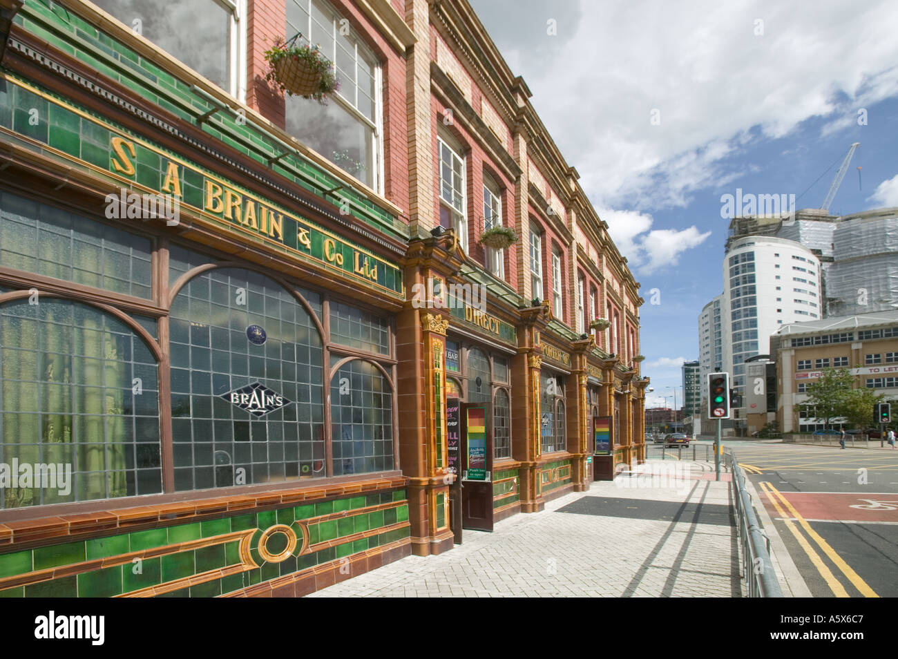 Golden Cross un tradizionale cervelli public house Cardiff South Wales UK Foto Stock