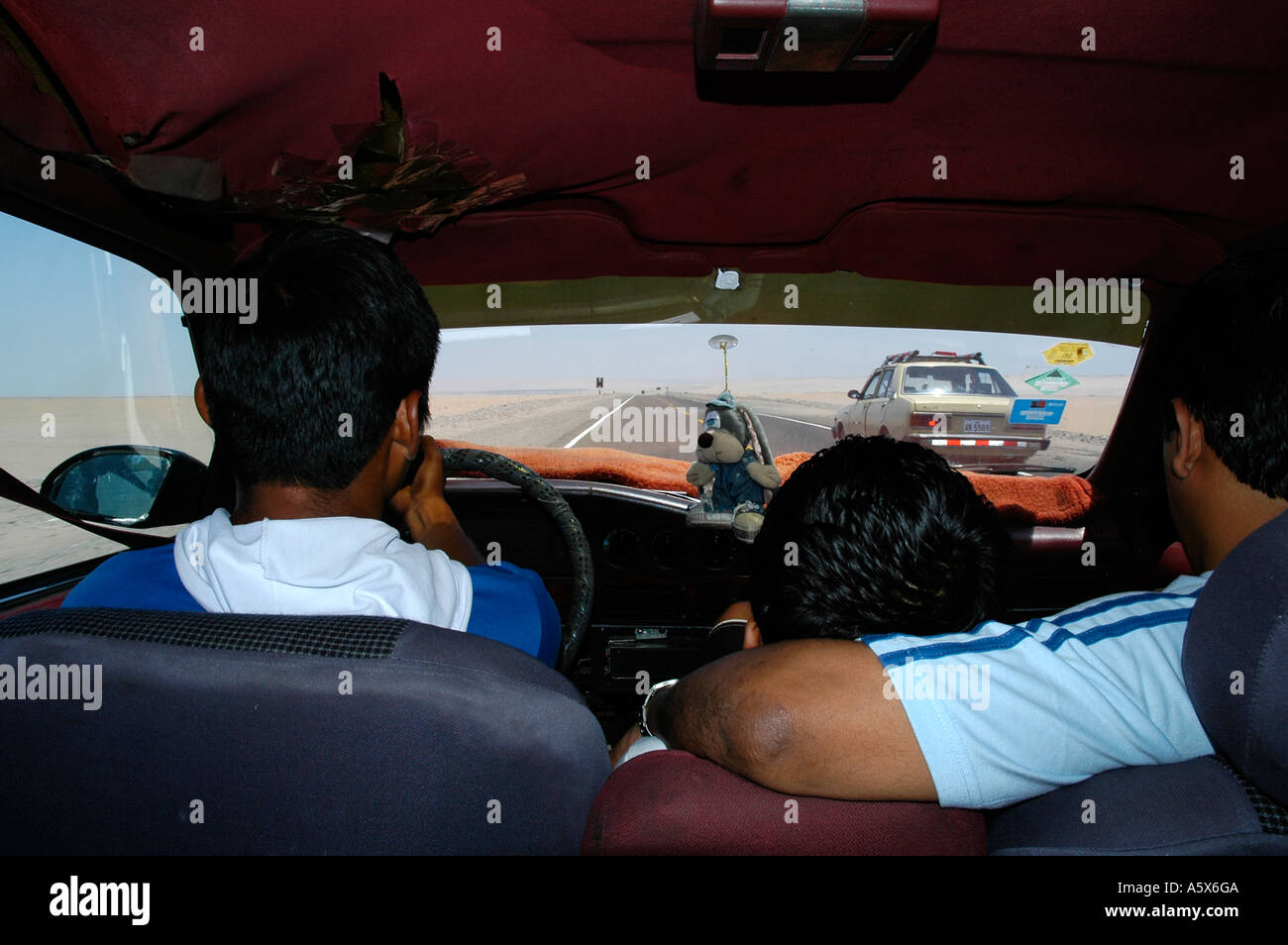 All'interno di un taxi collettivo da Arica a Tumbes in Cile e in Perù, Sud America Foto Stock