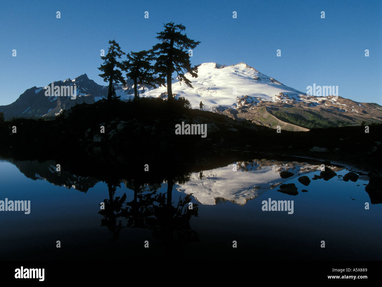 Stati Uniti Washington Mount Baker Donna e riflessa in montagna in estate pond Cascade Mountains agosto Foto Stock