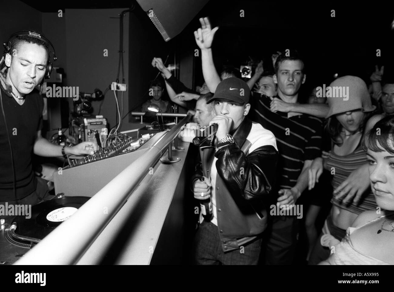 DJ Suv con MC a ciclo completo livello nightclub Bristol Foto Stock